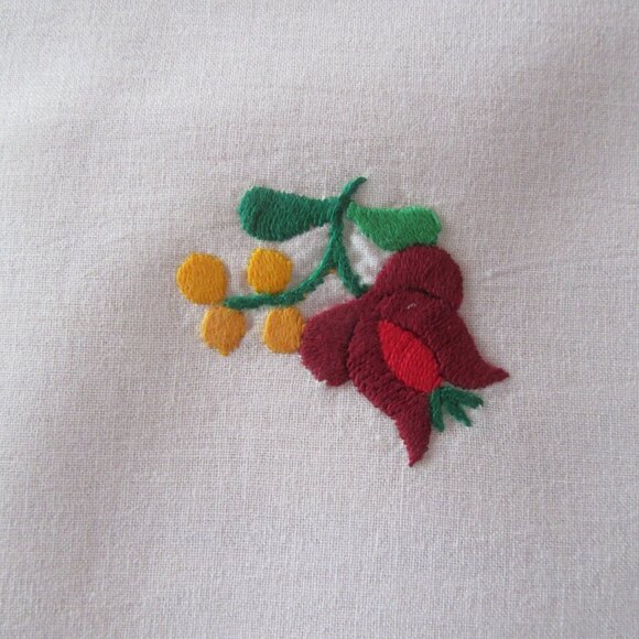 Vintage off white square tablecloth embroidered flowers & rick rack stitching - Picture 9 of 12